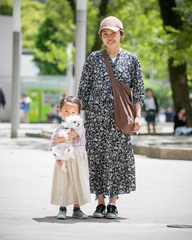 街スナップ 柄ワンピースを大人っぽく着こなすコツは