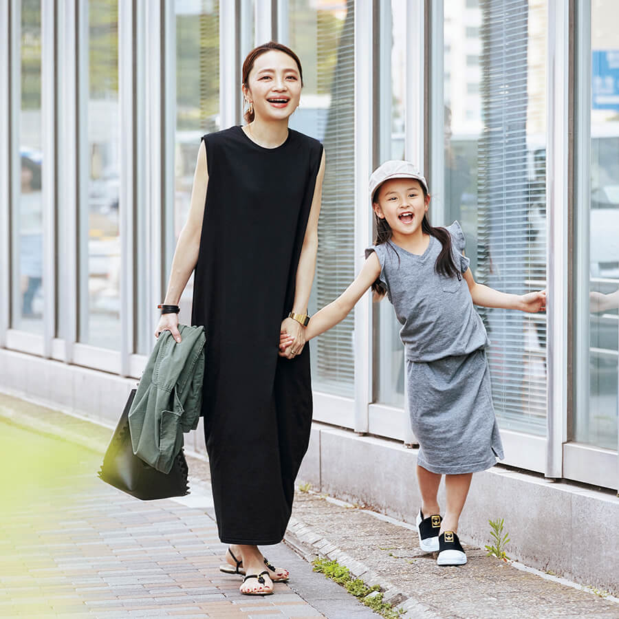 ボックスシルエットの細見え黒ワンピで 休日のカジュアルコーデ Lee