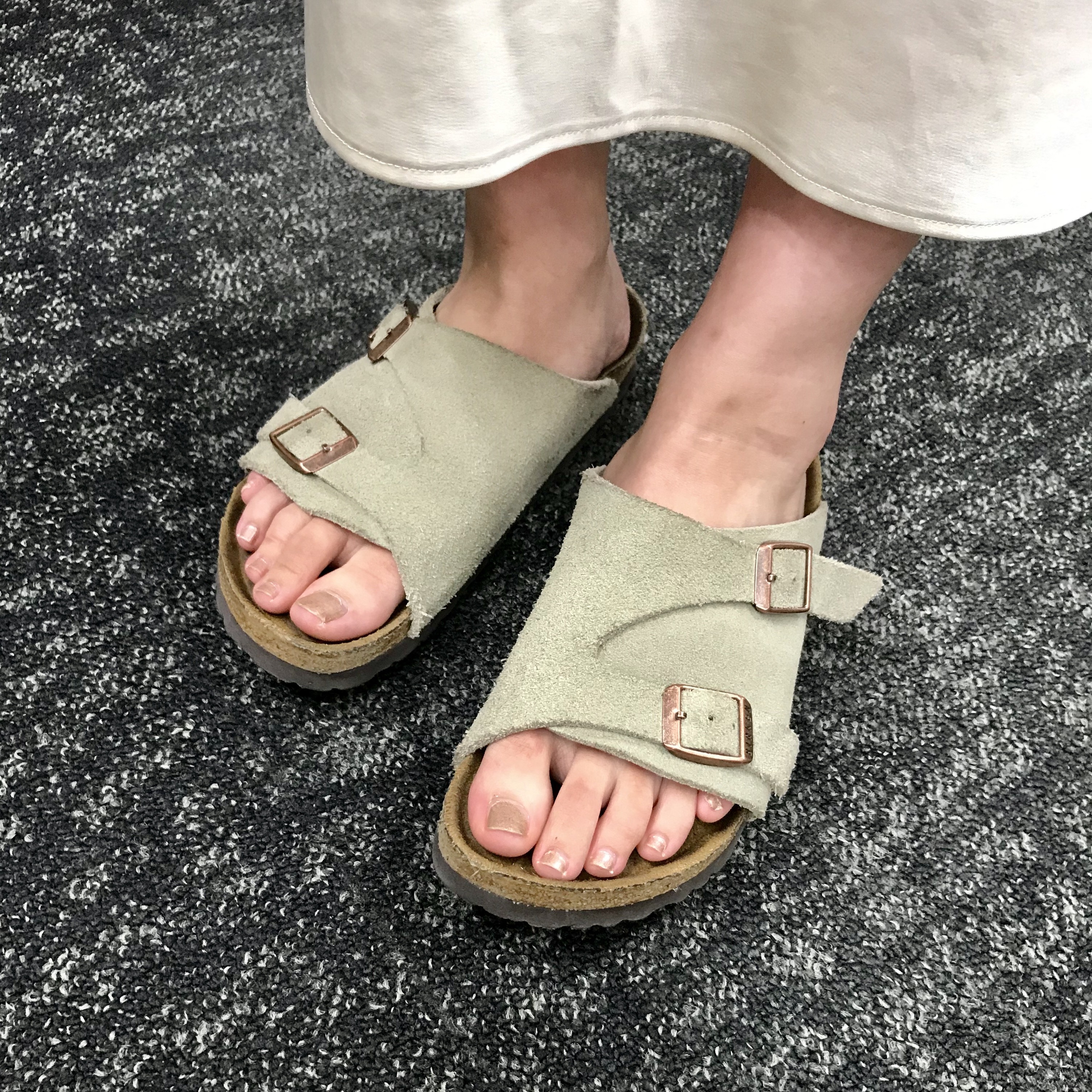 ワンピやスカートに 大流行スポーツサンダル エディター10名晩夏の足もとコーデ拝見 Baila News Line News