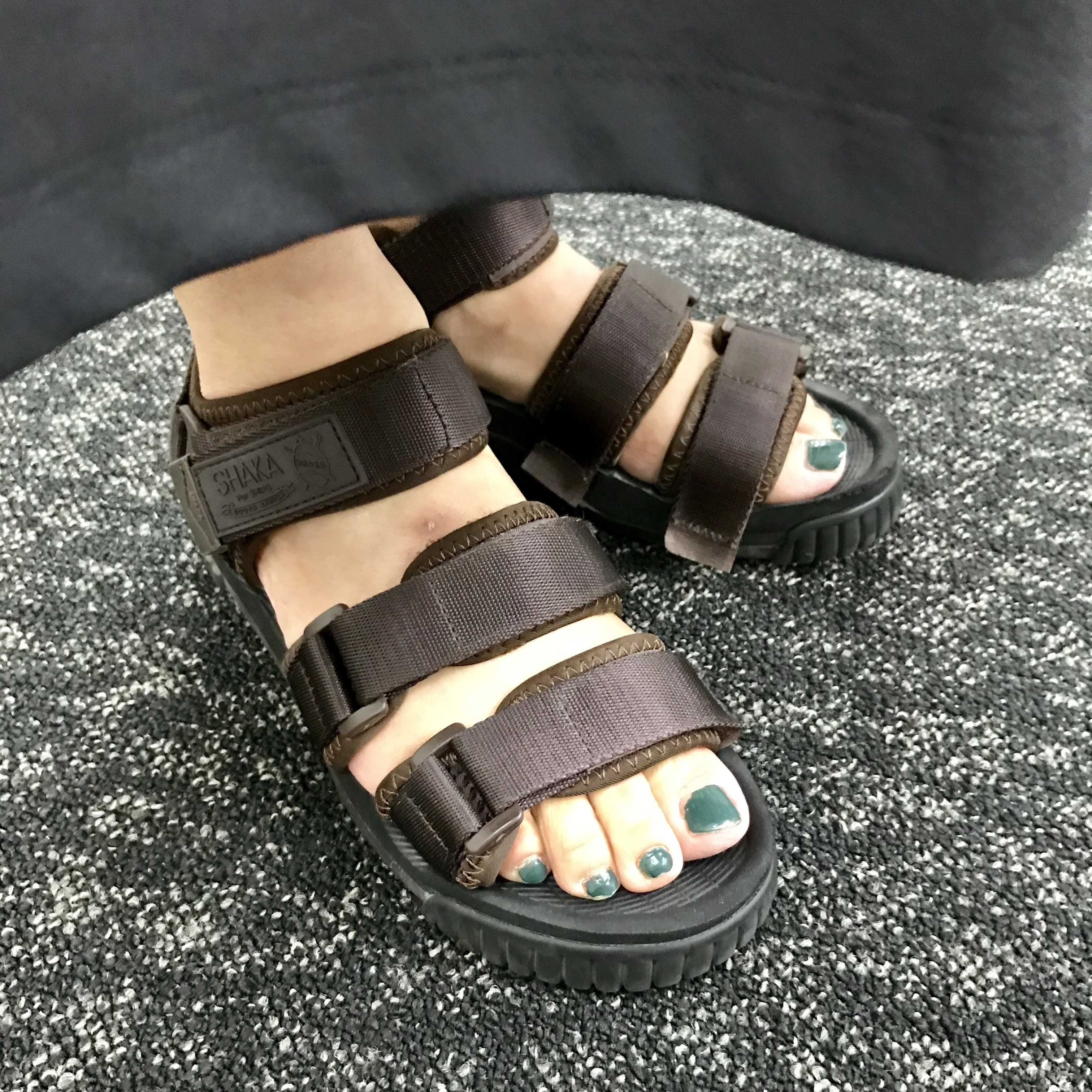 ワンピやスカートに 大流行スポーツサンダル エディター10名晩夏の足もとコーデ拝見 Baila News Line News