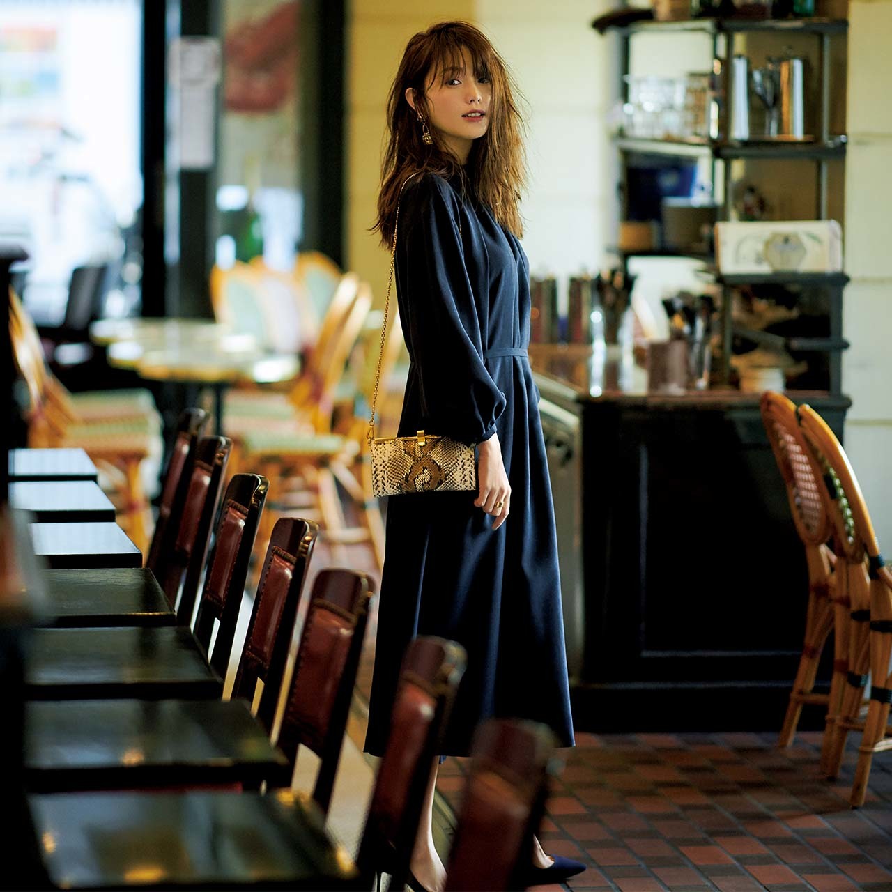 出張 ディナー 女子会コーデ 好感度なネイビーのワンピースをフル活用