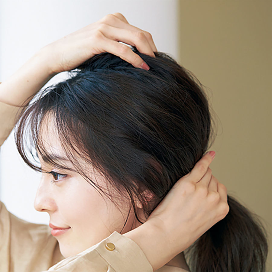 ミディアムのひとつ結びはゆるませすぎないさじかげんで こなれて見える 40代のヘアアレンジ