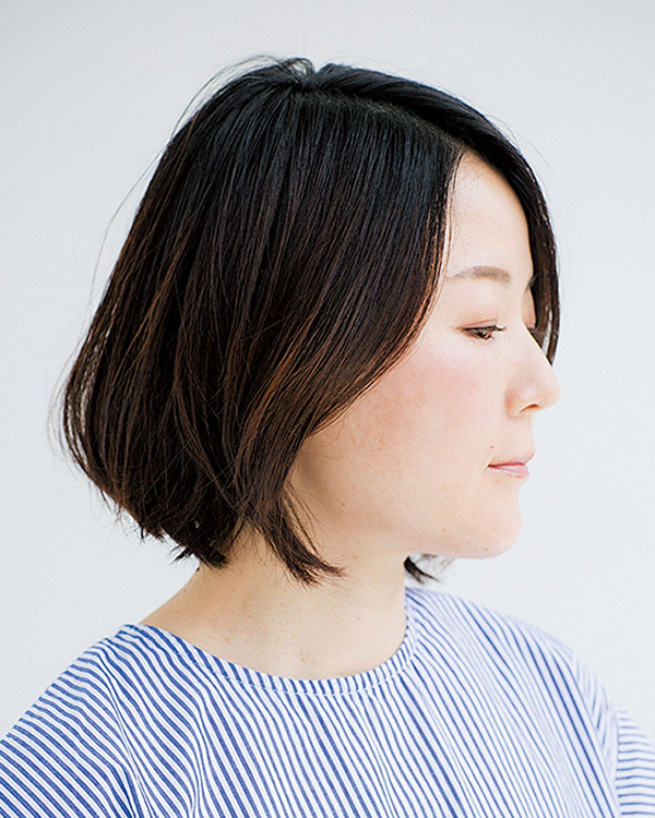 ヘアターバンをつける時は 後れ毛と前髪で立体感を