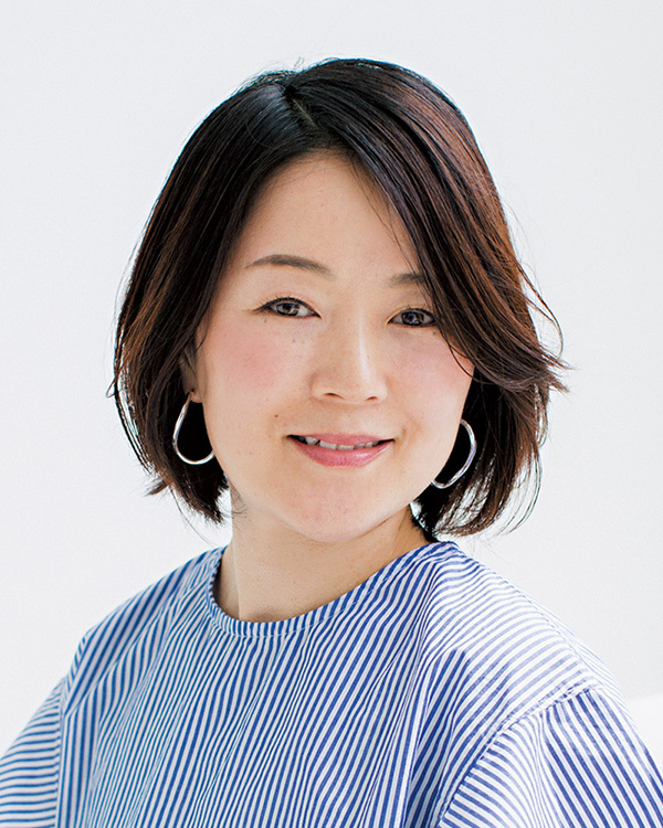 ヘアターバンをつける時は 後れ毛と前髪で立体感を