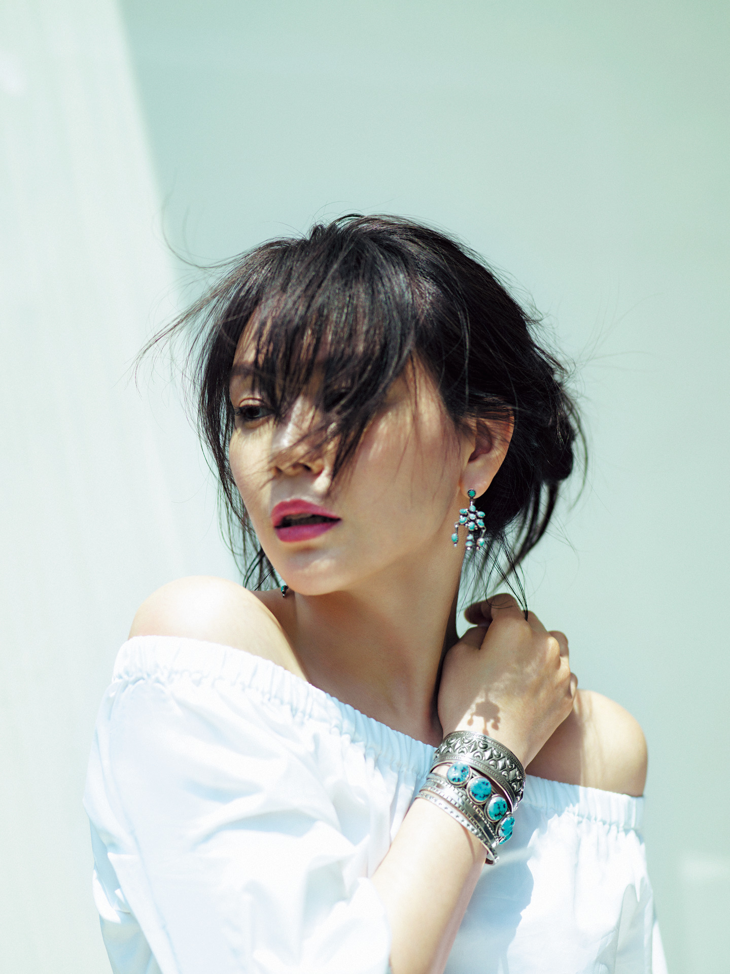 ヘアターバンをつける時は 後れ毛と前髪で立体感を