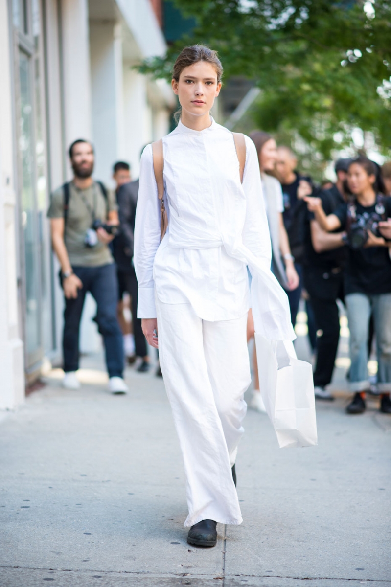 クリーンな白コーデにタフな靴 バッグを合わせて