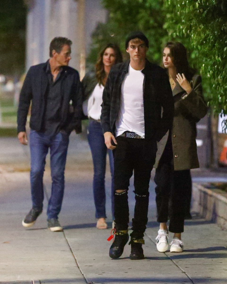 シンディ クロフォードの息子が顔面にタトゥー 殺到する批判コメントに 僕の気持ちは誰にもわからない と反撃 Spur News