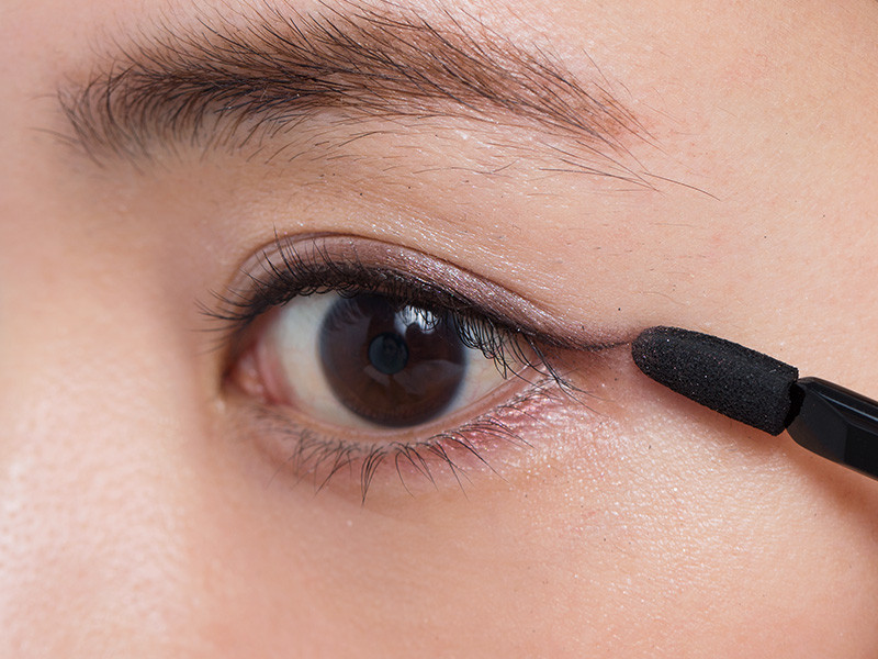 シャドウの重ね技でほの可愛セクシーなハネ上げに Maquiaメイク