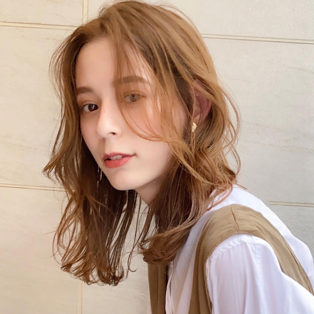 代 30代おすすめヘア秋編 小顔効果抜群の前髪なしロング カジュアルの中にも女性らしさを Maquiaメイク Line News