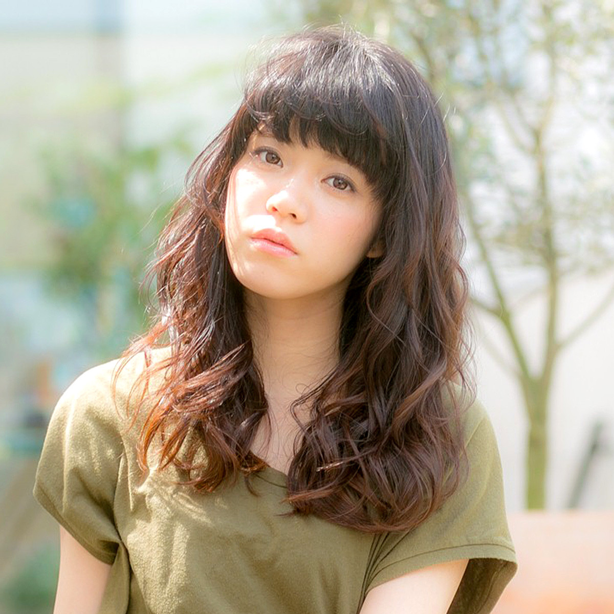 Aラインロングでも重く見えない アンニュイな魅力を放つ抜け感ウェーブ Maquiaメイク Line News