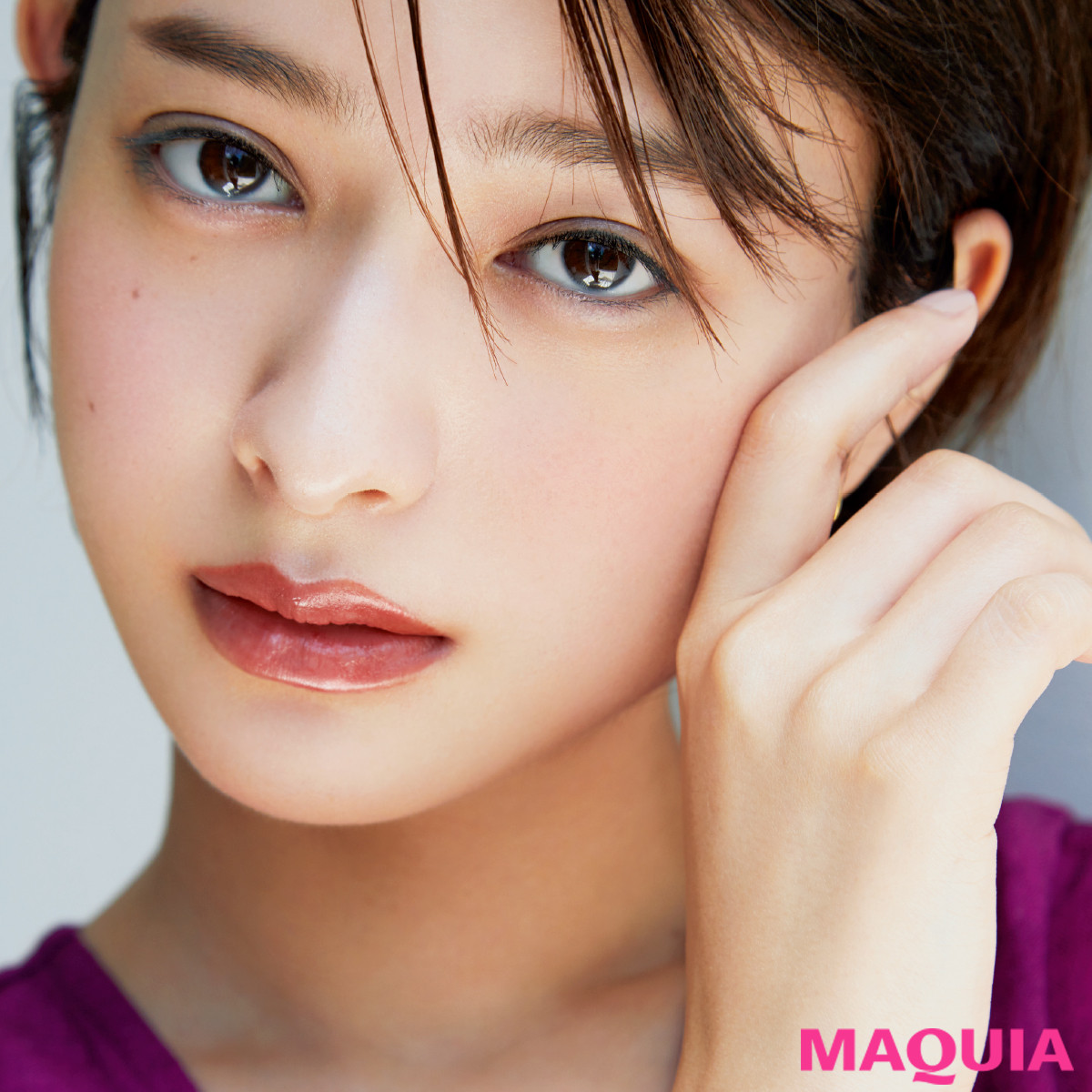 この秋一番のトレンドカラー パープルのトップスにはスモーキーなメイクが好相性 Maquiaメイク Line News この秋一番のトレンドカラー パープルのトップスにはスモーキーなメイクが好相性 Maquiaメイク Line News