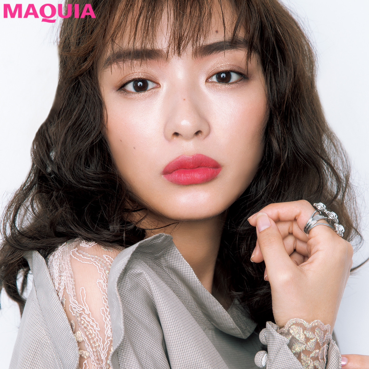 眉下ピンクで絶妙フェミニン イガリ眉の印象チェンジ術を大公開 Maquiaメイク Line News