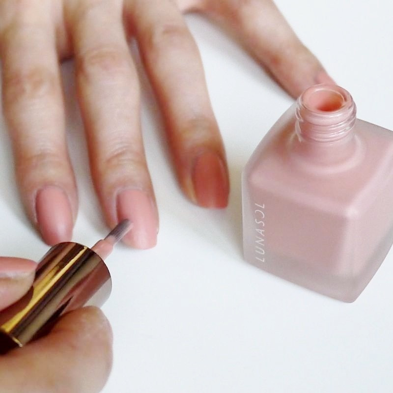指先に春を呼び込む ルナソル大人のピンクベージュネイル Maquiaメイク Line News