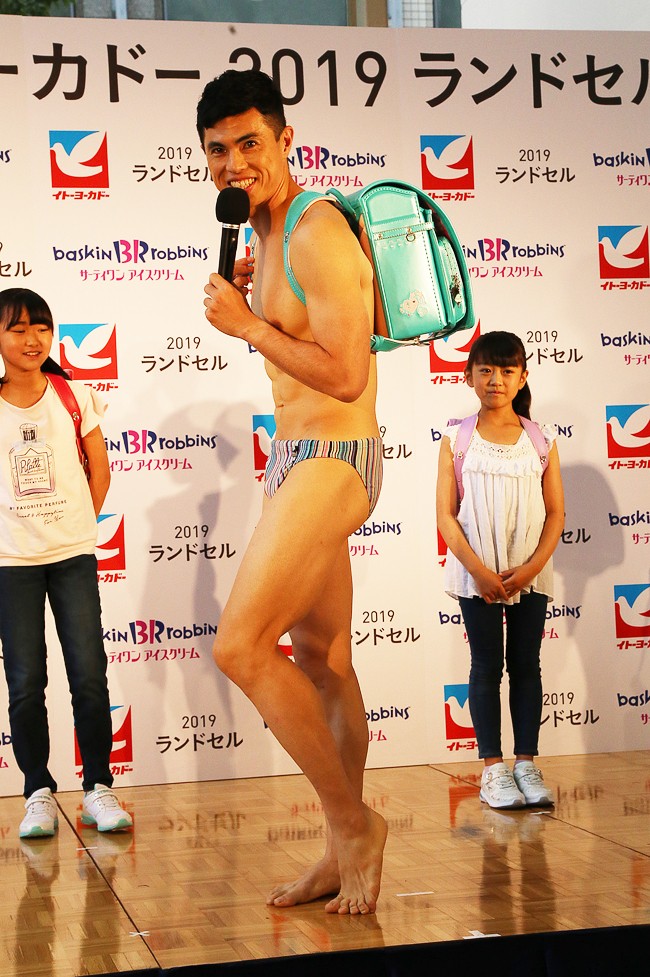 小島よしお 裸にランドセル 姿で登壇 子供たちにギャグ ダンスをレッスン ウォーカープラス Line News