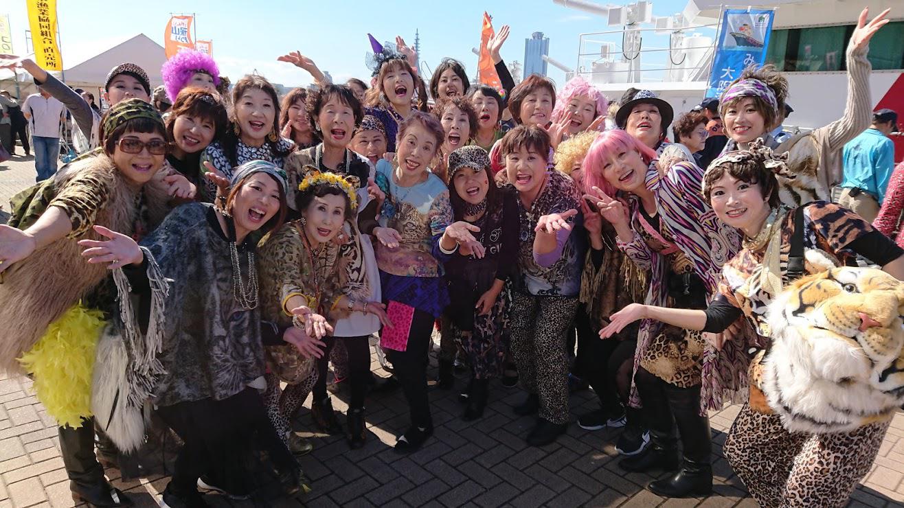 ギャル神輿ならぬ ババ 神輿メンバーがパレード ライブ オバチャーン In 天保山まつり18 ウォーカープラス Line News ギャル神輿ならぬ ババ 神輿メンバーがパレード ライブ オバチャーン In 天保山まつり18 ウォーカープラス Line News