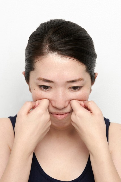 おでこがつまめる人はむくみの証拠 1日2分簡単に小顔になれる マッサージ法 ウレぴあ総研 Line News おでこがつまめる人はむくみの証拠 1日2分簡単に小顔になれる マッサージ法 ウレぴあ総研 Line News