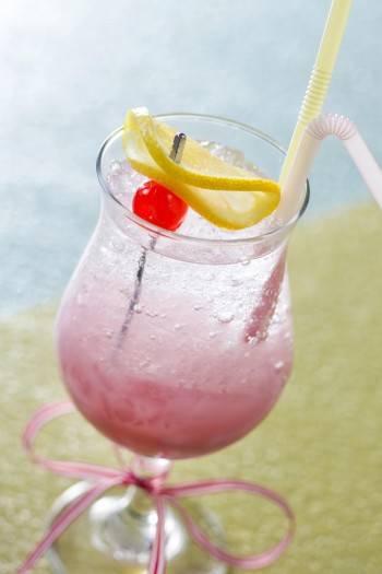 ドナルドがカクテルになって自分の誕生日をお祝い ディズニーホテル ドナルドの ハッピーバースデー トゥ ミー スペシャルドリンク ウレぴあ総研 Line News