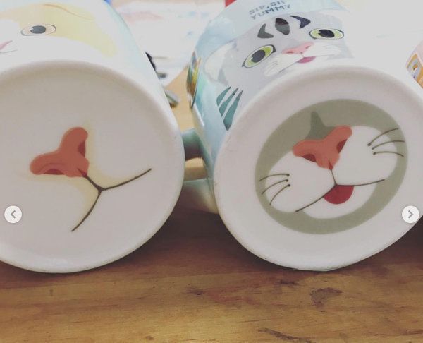 ダイソーの猫マグカップ かわいさの秘密は隠れた 底