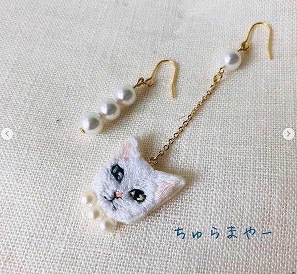 人気のファッションブランド とわちょ様 まんまるおめ目のキジトラ猫さんとスワロフスキーのアシンメトリーピアス ピアス