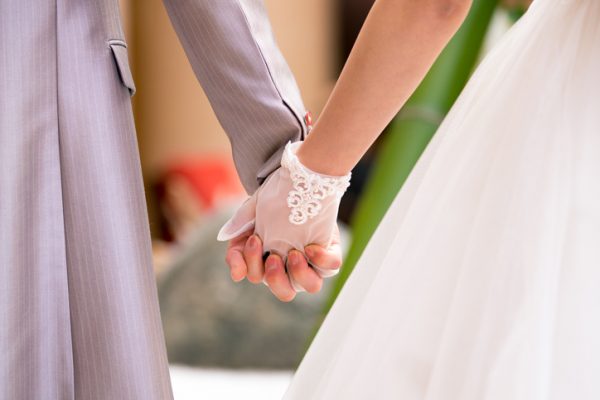 早速、彼や自分の利き手の、手のひらをチェック。小指の下にある\u201c結婚線\u201dや小指の下から中指の下まで横に伸びている\u201c感情線\u201dを見てましょう。