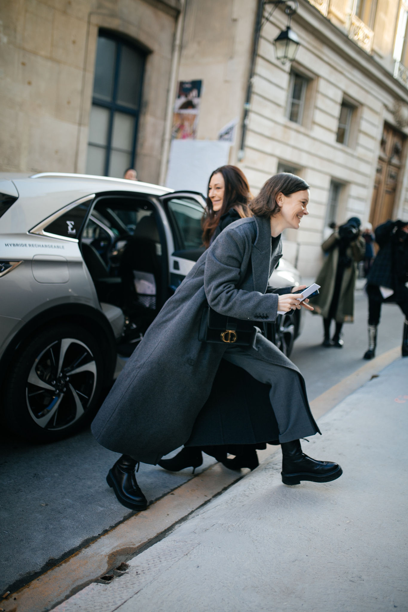 パリジェンヌのエレガントな着こなしに学ぶ 年春夏オートクチュール コレクション Wwdjapan Line News パリジェンヌのエレガントな着こなしに学ぶ 年春夏オートクチュール コレクション Wwdjapan Line News