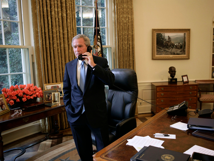 デスクでの写真に非難が集中 トランプ大統領は何が違う デスクでの写真に非難が集中 トランプ大統領は何が違う