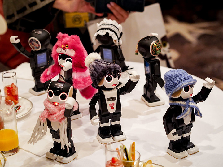 なぜロボホンは個人向け販売がメインなのか ロボットが家族の一員になるための驚くべき仕掛け ビジネスインサイダージャパン Line News