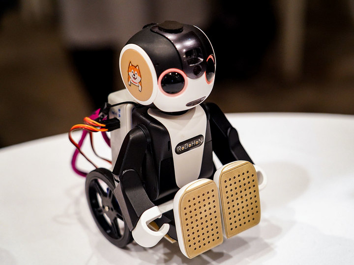 なぜロボホンは個人向け販売がメインなのか ロボットが家族の一員になるための驚くべき仕掛け ビジネスインサイダージャパン Line News