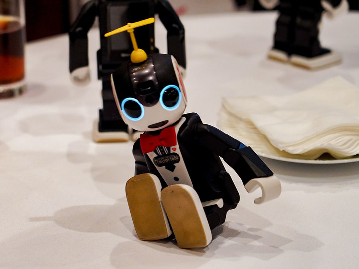 なぜロボホンは個人向け販売がメインなのか ロボットが家族の一員になるための驚くべき仕掛け ビジネスインサイダージャパン Line News