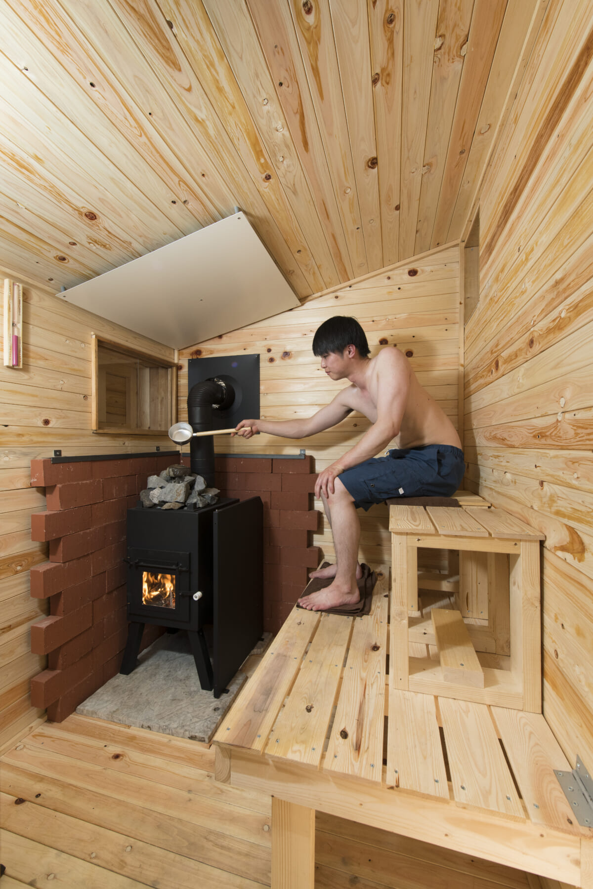 広々デッキの上に2棟のサウナをdiy 手作りサウナ小屋実例集 ゲットナビ