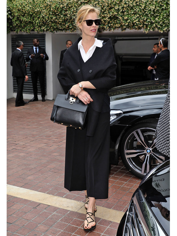 大人のリゾートコーデを叶える、シックな小物づかいに注目（ELLE News）