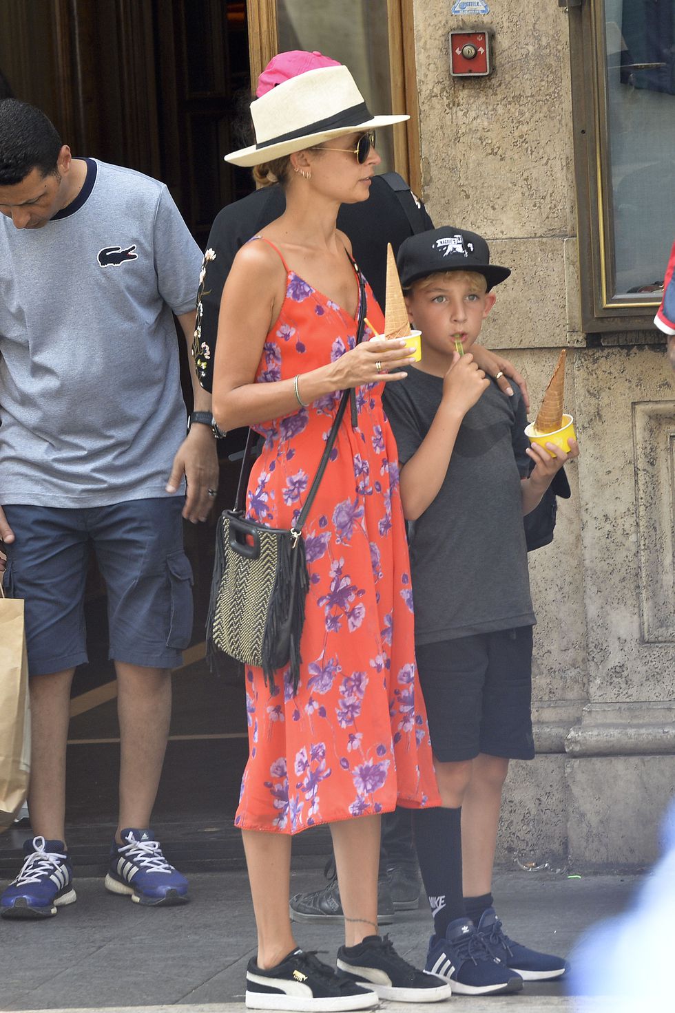 セレブママに学ぶ キャミソールドレスの着こなし術 Elle News