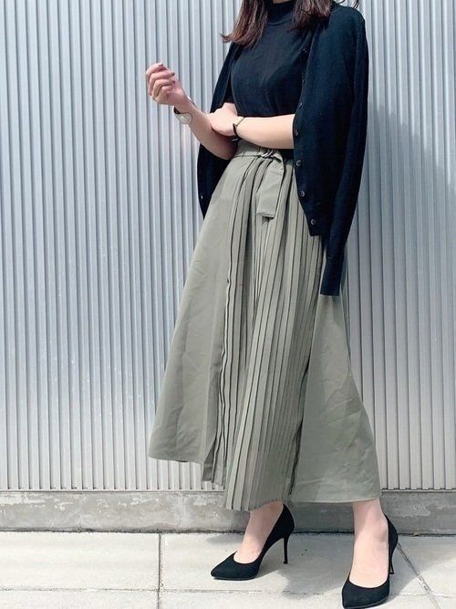 大人かわいい着こなしに 春まで使えるプリーツスカート サンキュ