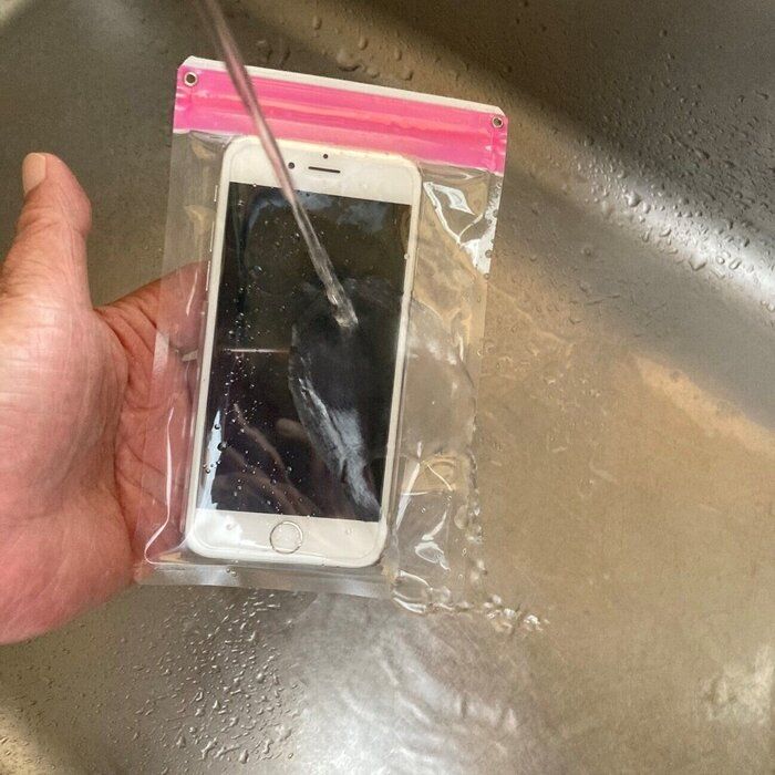 お風呂場やお料理に最適 ダイソーで見つけたスマホ防水ケース2種の防水性能を調べた サンキュ Line News
