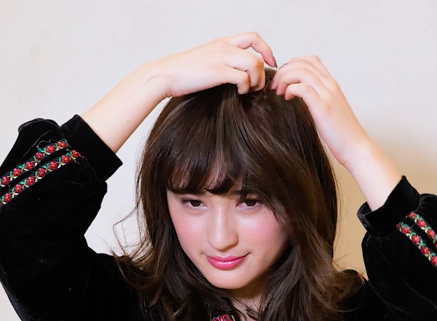 流し前髪アレンジでヘアスタイルの幅を広げて
