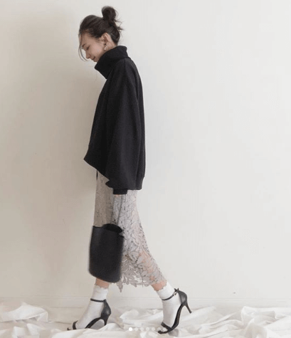 定番の黒ニット どう着こなす シンプルコーデのアップデート術 Mine
