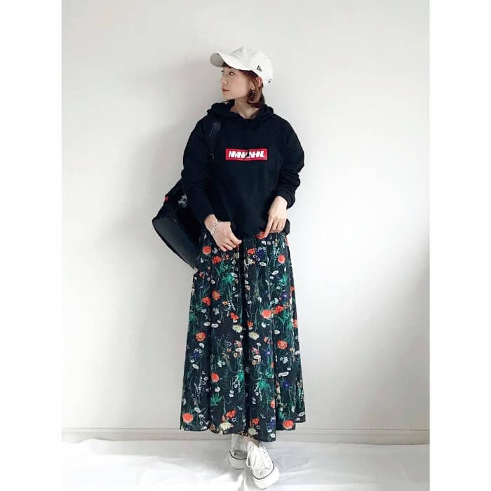 花柄でも大人っぽく 花柄フレアスカート着こなし29選