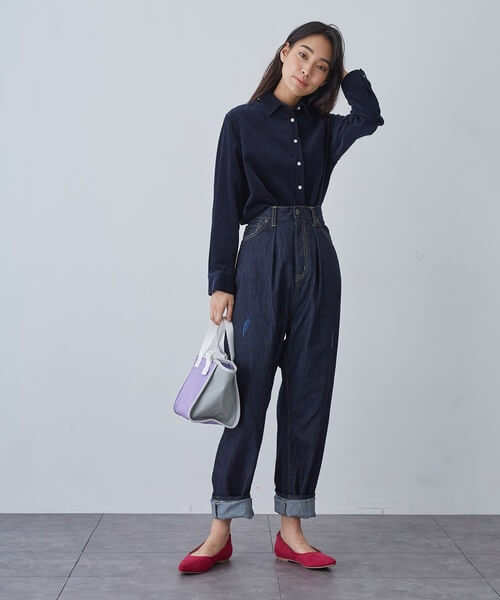 黒シャツ ブラウス コーデが映えるボトムス18選