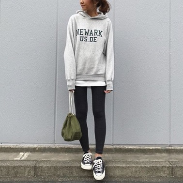 茶色パーカー コーデで作る大人女子のマルチスタイル