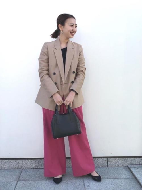 ベージュジャケットコーデ 季節別29選 万能アイテムでオフィスにもぴったり