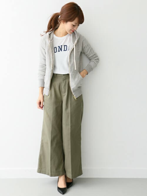 ぜいたくグレー ジップ パーカー コーデ レディース 人気のファッション画像