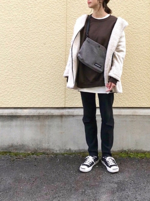 サコッシュ」レディースコーデ【季節別21選】オールシーズン軽やかに 