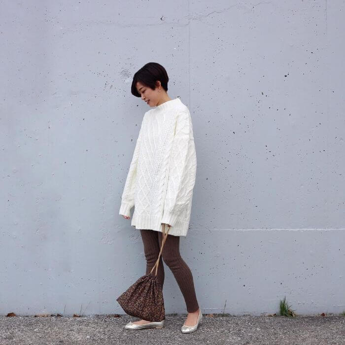 白ニットワンピコーデ 24選 優秀アイテムの 季節別 着こなしテク