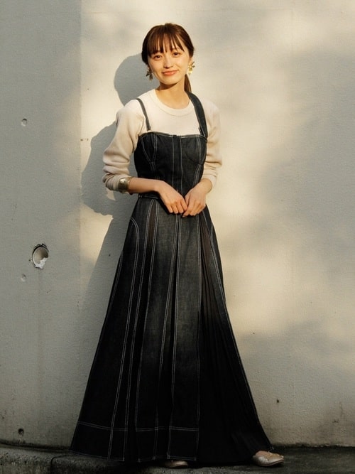 デニムワンピース 4つのテク でグッとオシャレに 季節別お手本コーデ22選