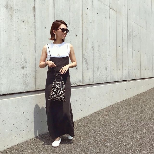 1枚重ねるだけでサマになる エプロンワンピースの ダサくならない コーデ選 Mine