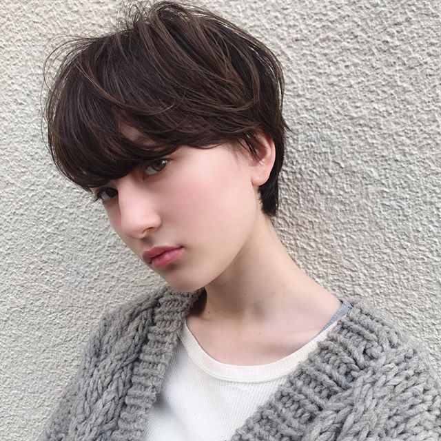 アッシュブラウンの髪色が大人可愛い ブリーチなしでも叶う透明感カラー