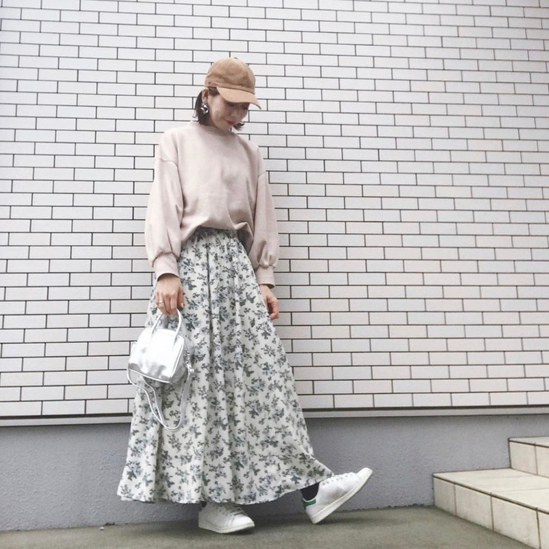 パーカーにロングスカートって 実はダサい