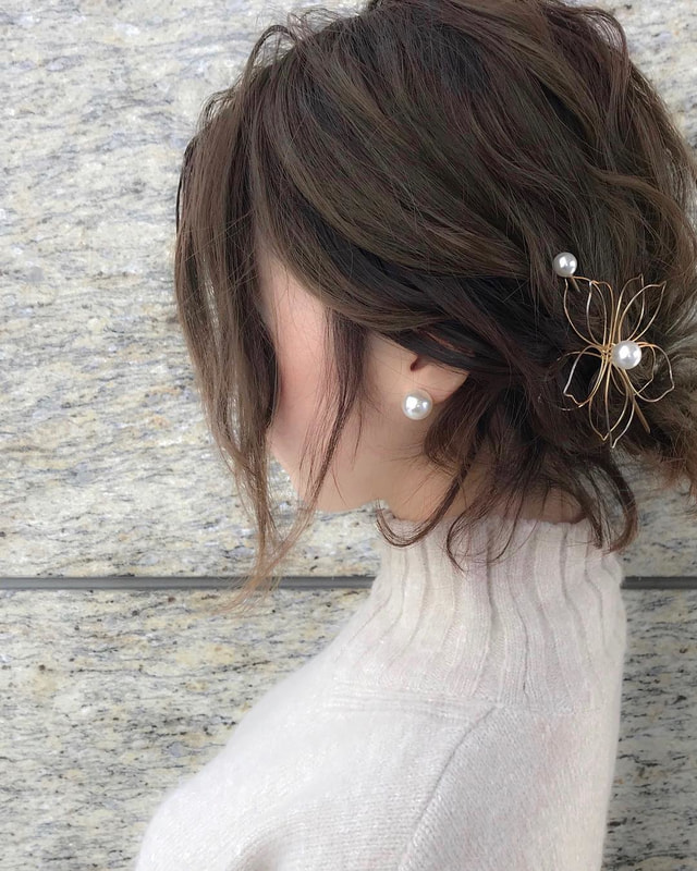 結婚式の 髪飾り のマナーをお届け お呼ばれヘアアクセのお手本帳 Mine