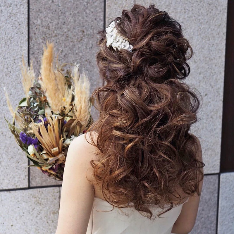 花嫁の髪型は ハーフアップが断然美しい ティアラや花冠と合わせたアレンジ集 最新版 Mine Line News