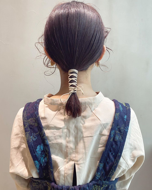 3分でできるおしゃれヘア ローポニーテール 仕事や結婚式でも使えるアレンジ14連発 Mine